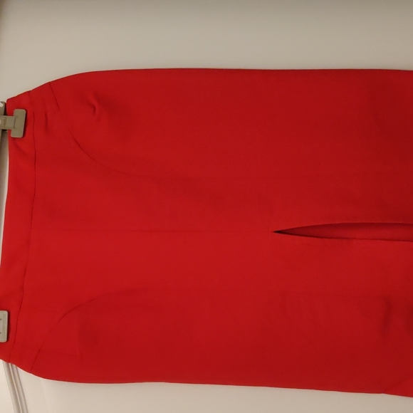 Brand new red skirt. Front zipper. Pleated in the front. Sleat in the back - Picture 2 of 5